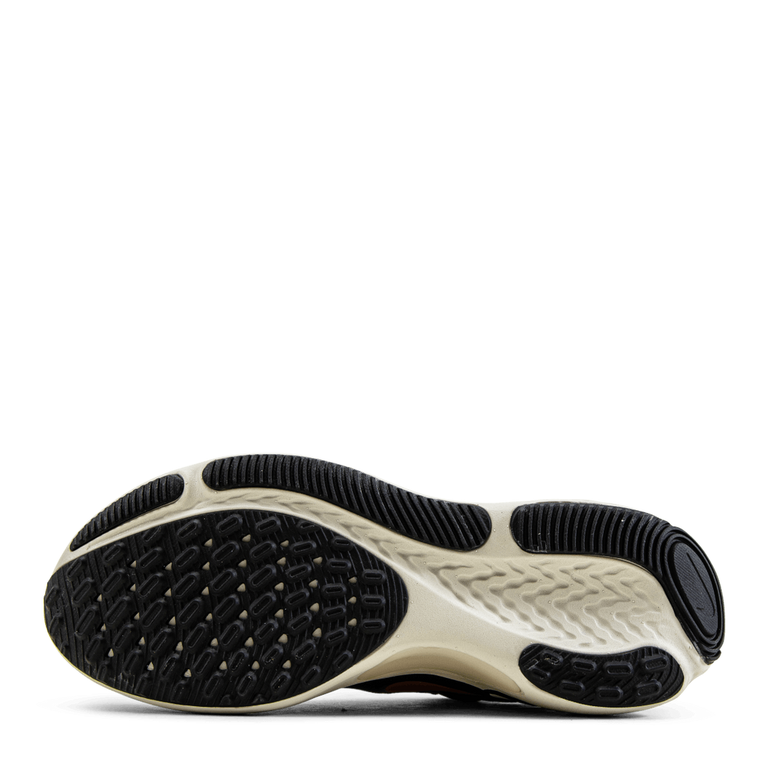 React Miler Black/Gold