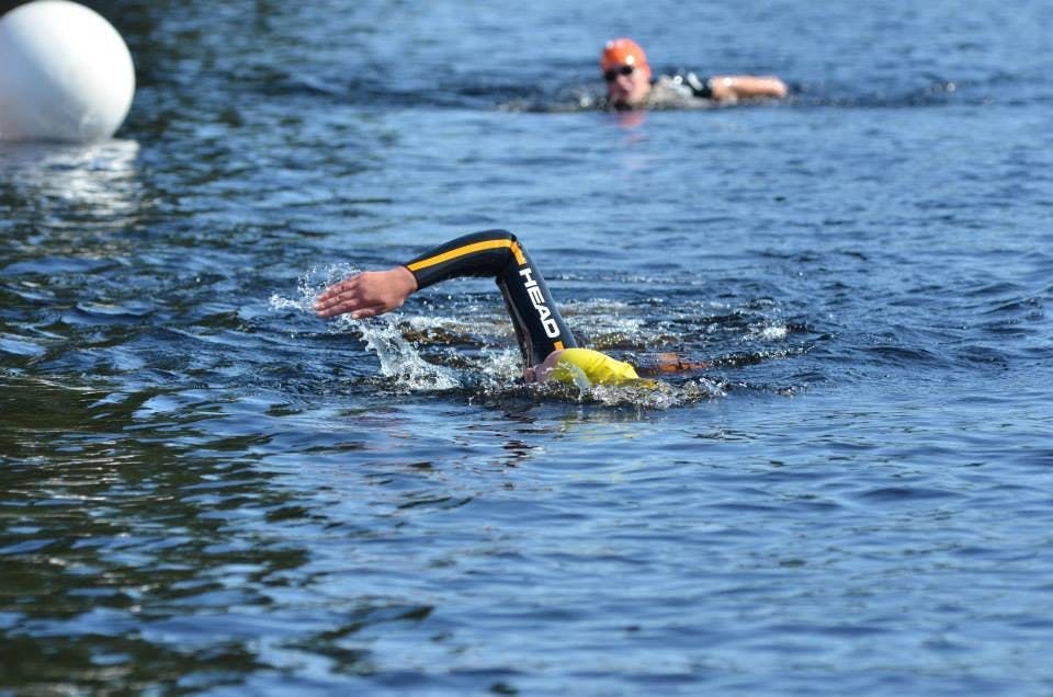Guide: Rätt våtdräkt för bröstsim och vattensport Image