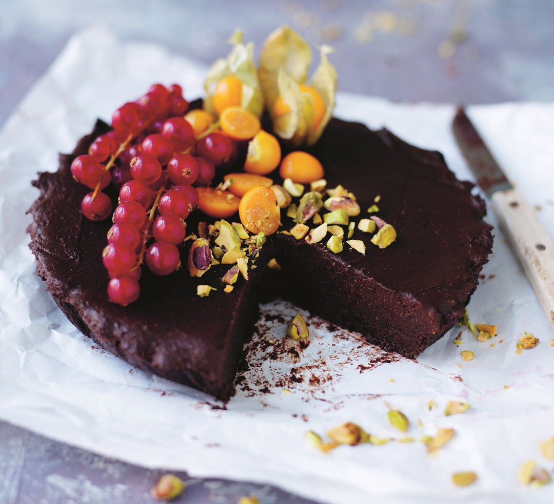 Bag en sund svensk chokolade-klatkage Image