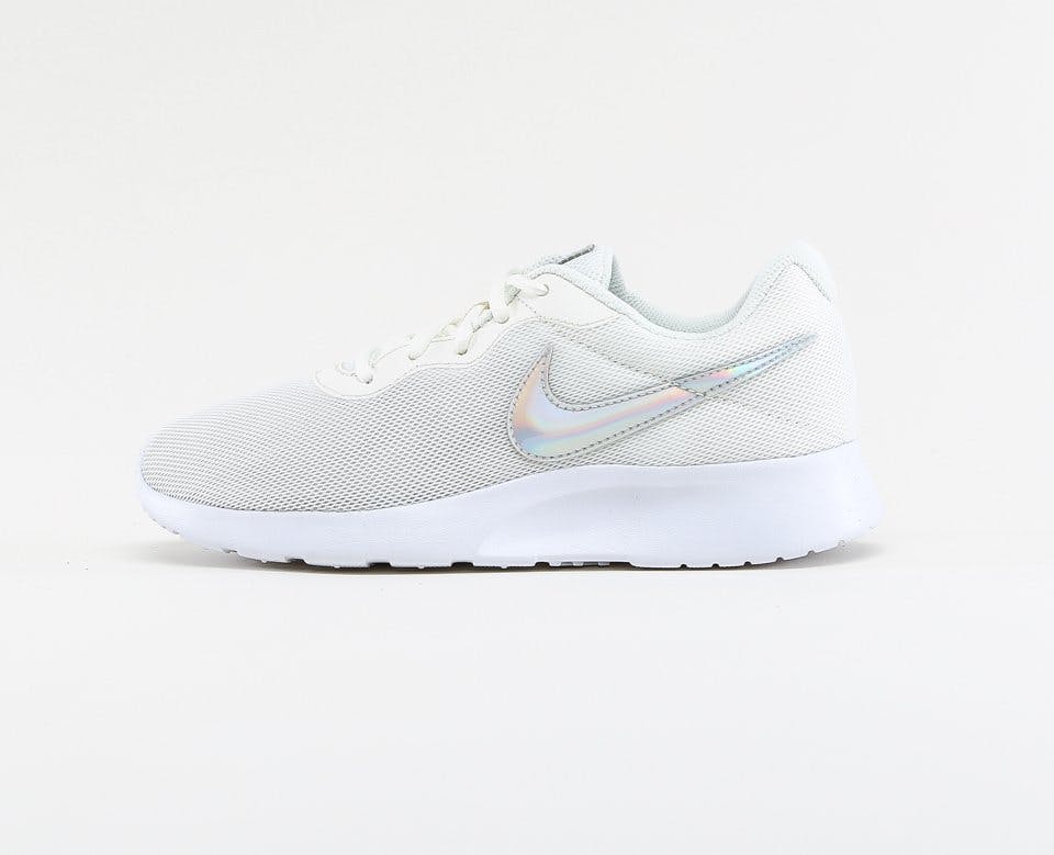 9 snygga damsneakers för våren 2019 Image
