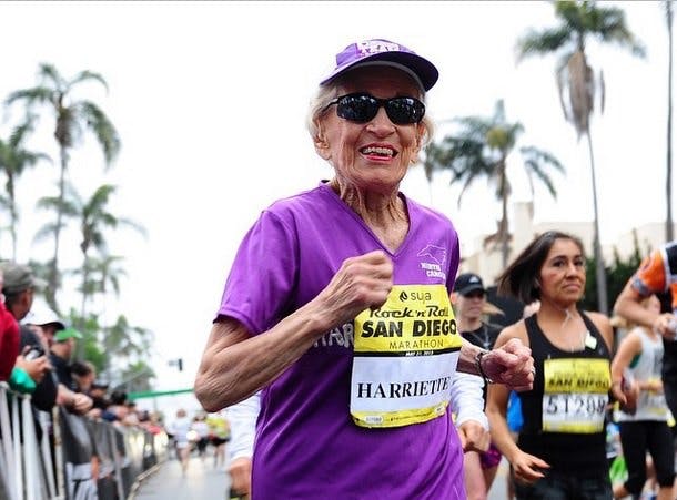 92-åriga Harriette slog maratonrekord Image