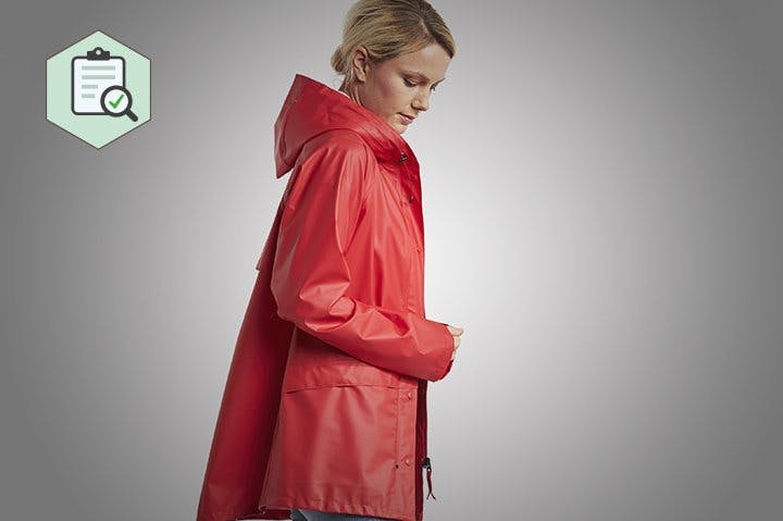 Regnjakkene til henne som er best i test Image