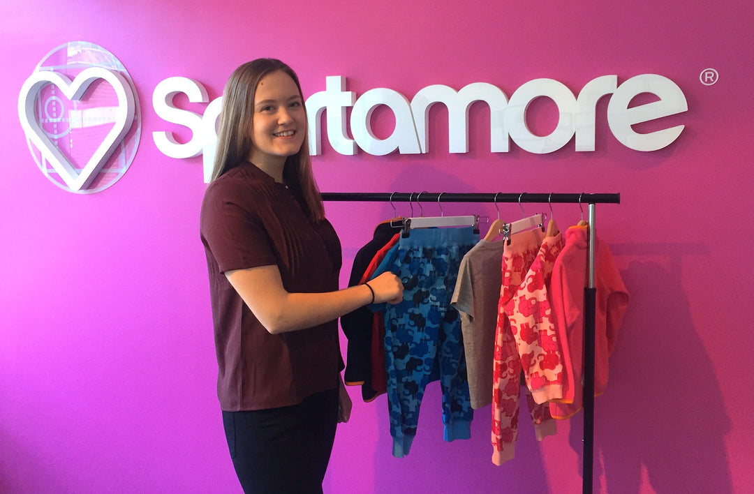 Janika donerer Pollop-tøj til fattige børn Image