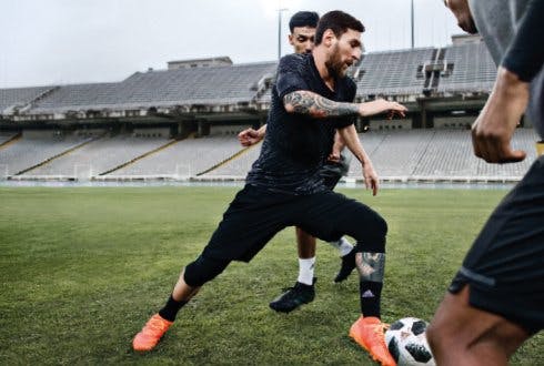 La différence entre des chaussures de foot pour gazon synthétique et celles pour gazon naturel Image