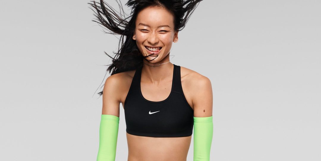 Sports-bh revolution fra Nike: Swoosh One Piece Pad Image