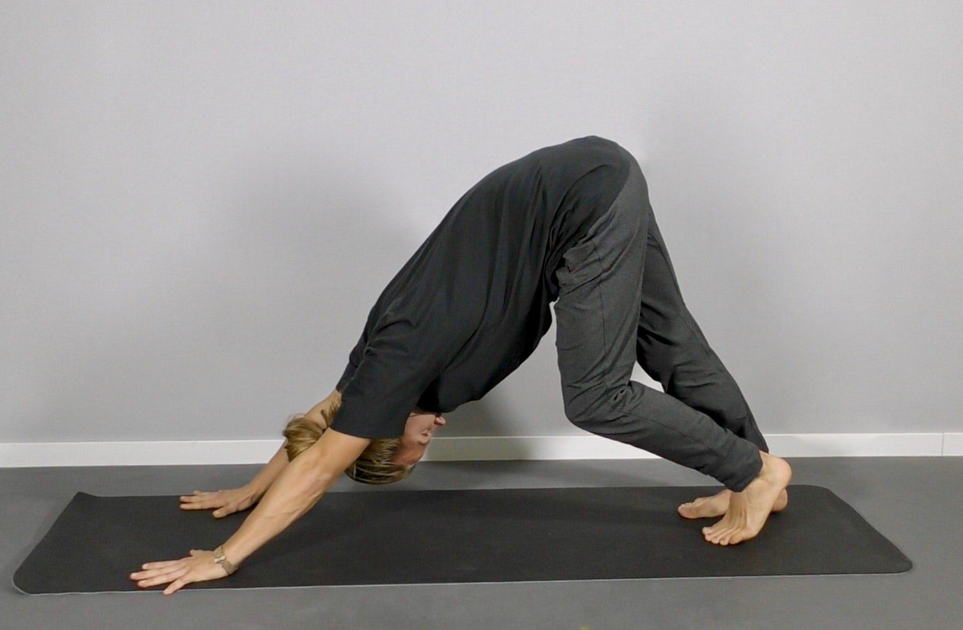 6 yoga positioner som mjukar upp stela höfter Image