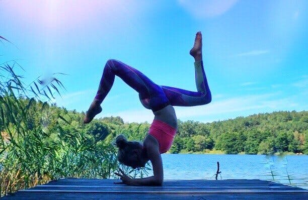 5 yogaposer som utfordrer styrken og bevegeligheten din Image