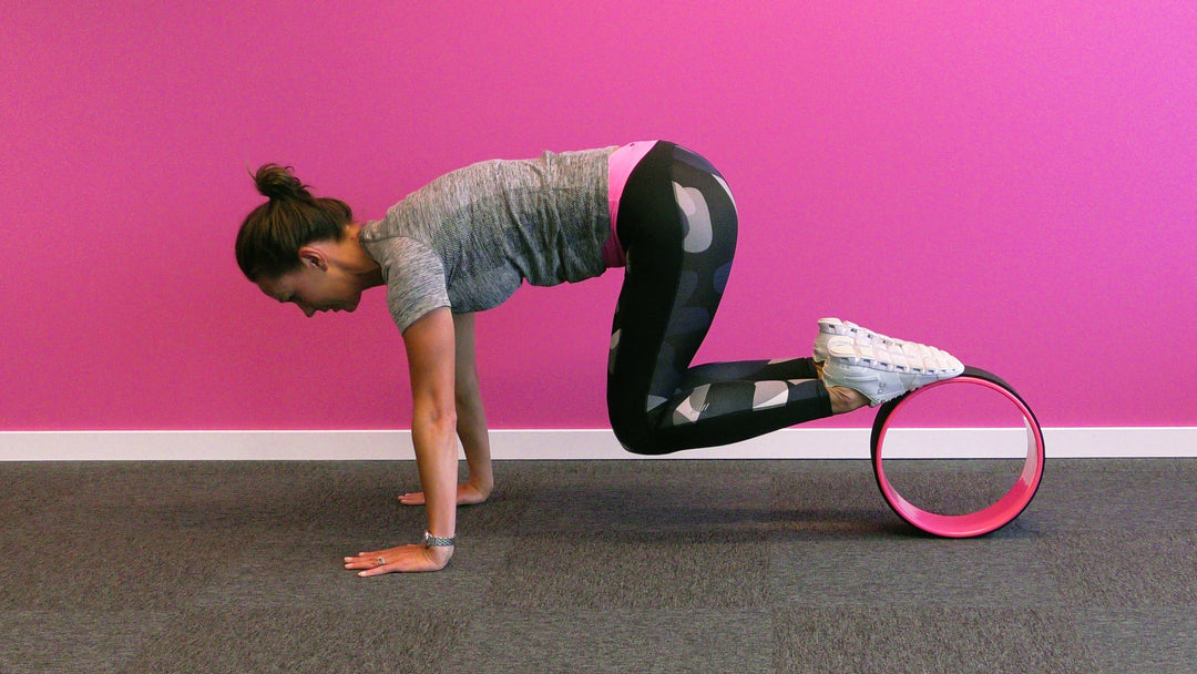 4 styrkeøvelser du kan ta med et yogahjul Image