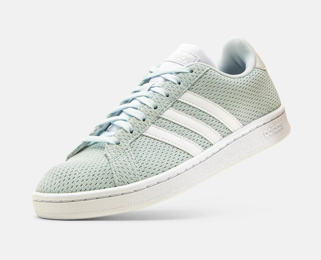 Vårens hetaste trend: grå sneakers! Image