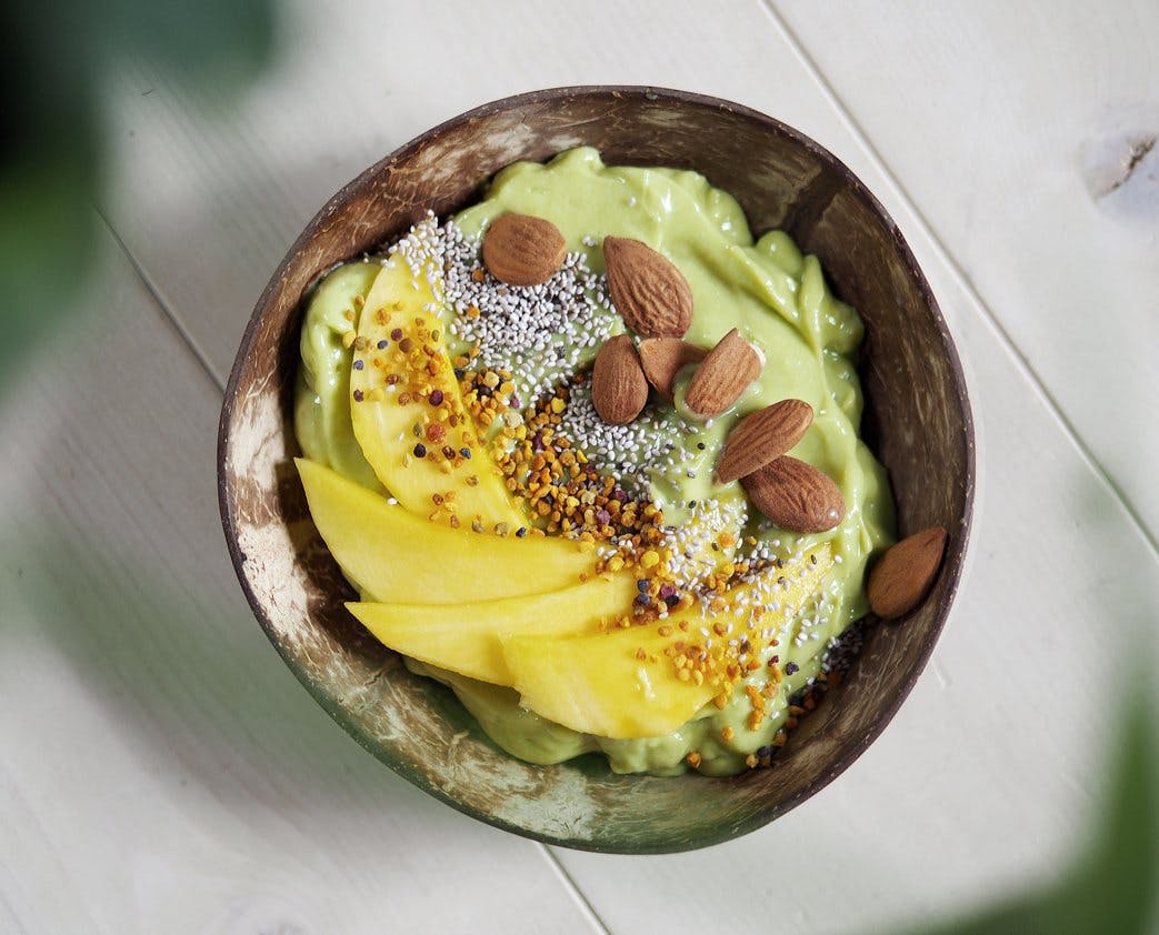 Frisk morgenmads-bowl med avocado og mango! Image