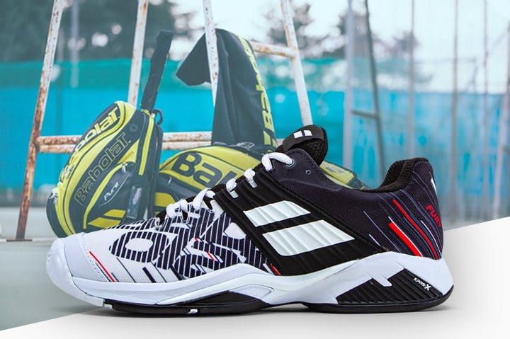 Trouvez les bonnes chaussures de tennis Image