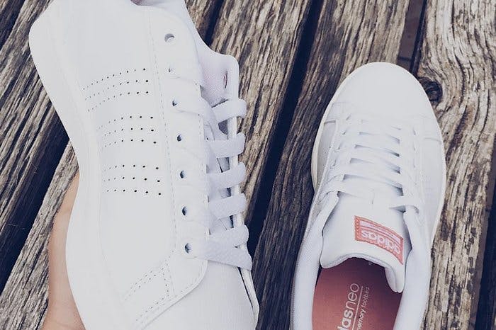 Sommerens skotrend: Pyntede sneakers Image