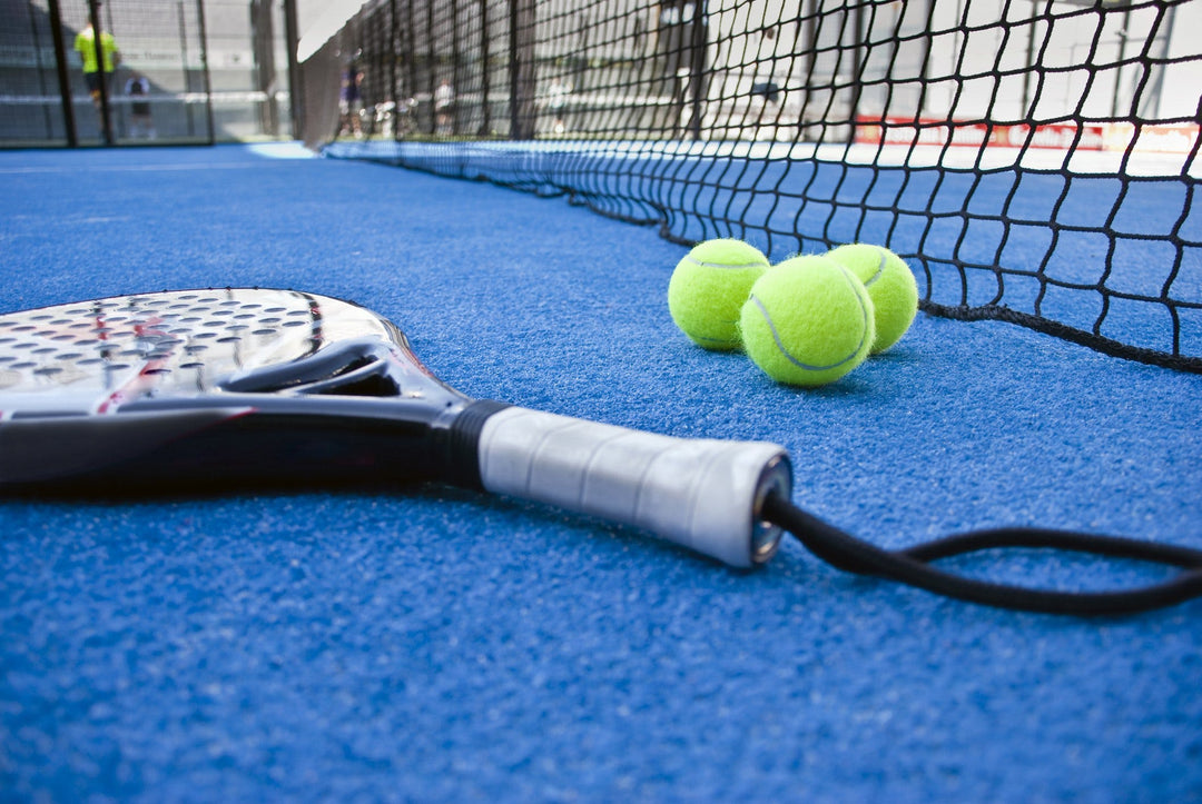 Tips! Padelracket, padelskor och padelkläder som maxar ditt spel Image