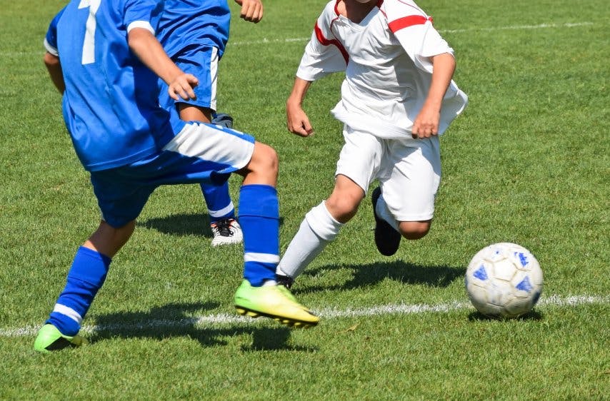 Kle barna rett til fotballtreningen Image