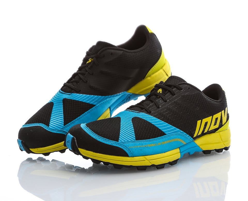 Inov-8 regerar i terrängen Image