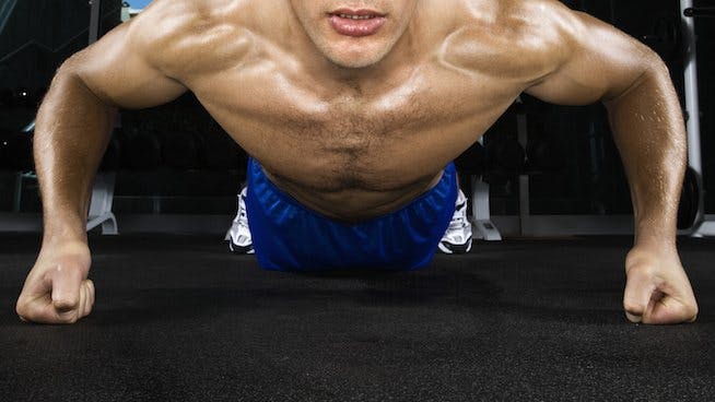 Er det en god idé å gjøre armhevinger på knokene? Image