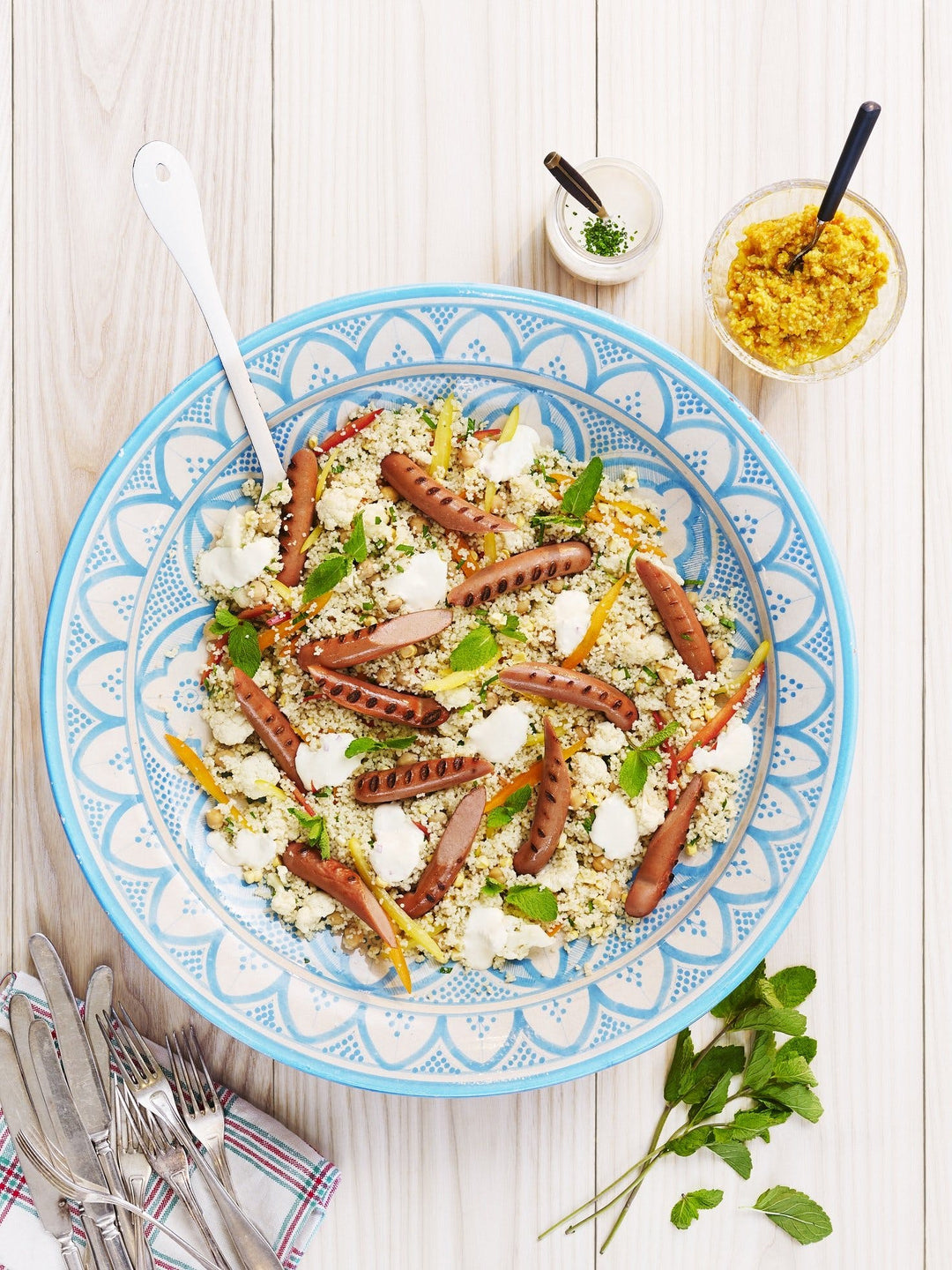 Matig sallad med kycklingkorv och morotospesto Image