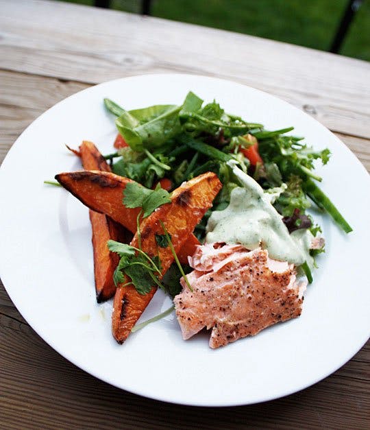 Middagsrecept: Ugnsbakad lax med korianderaioli Image