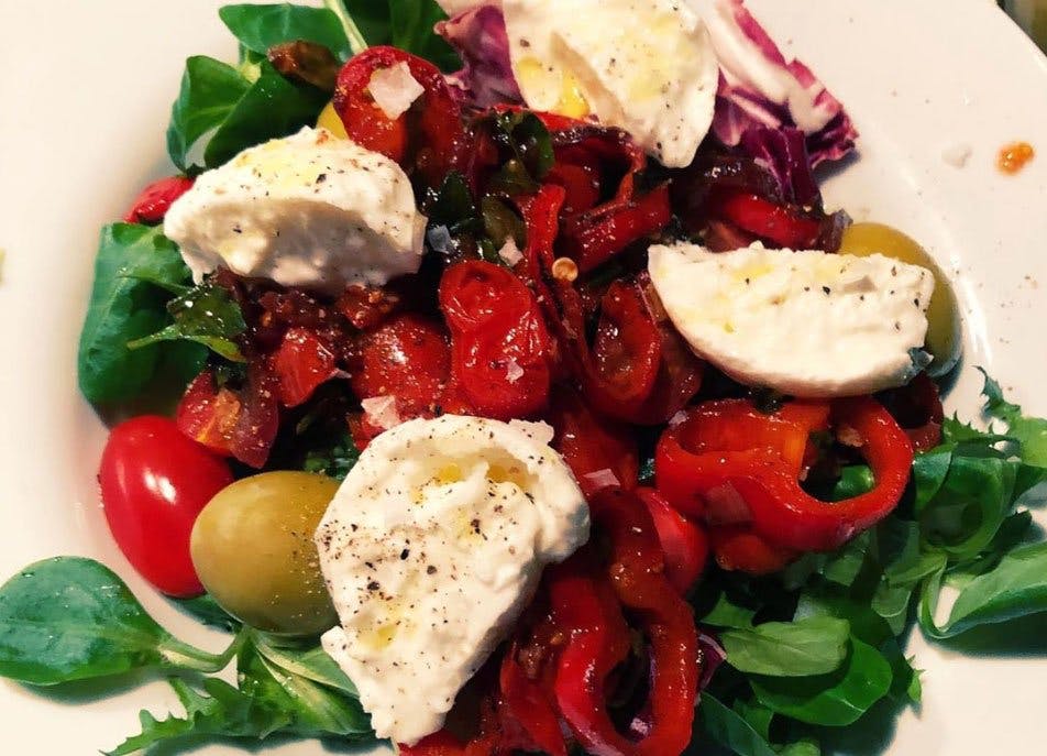 Salater, du bliver mæt af: Velsmagende og lun tomatsalat Image