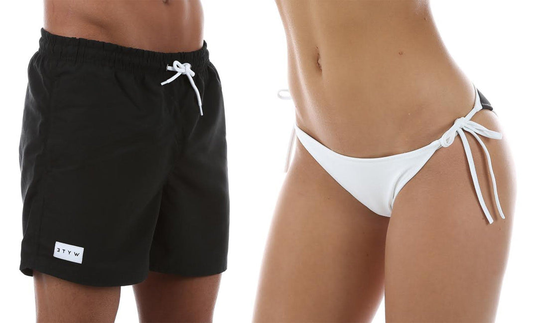 Stilrent badetøy i svart og hvitt Image