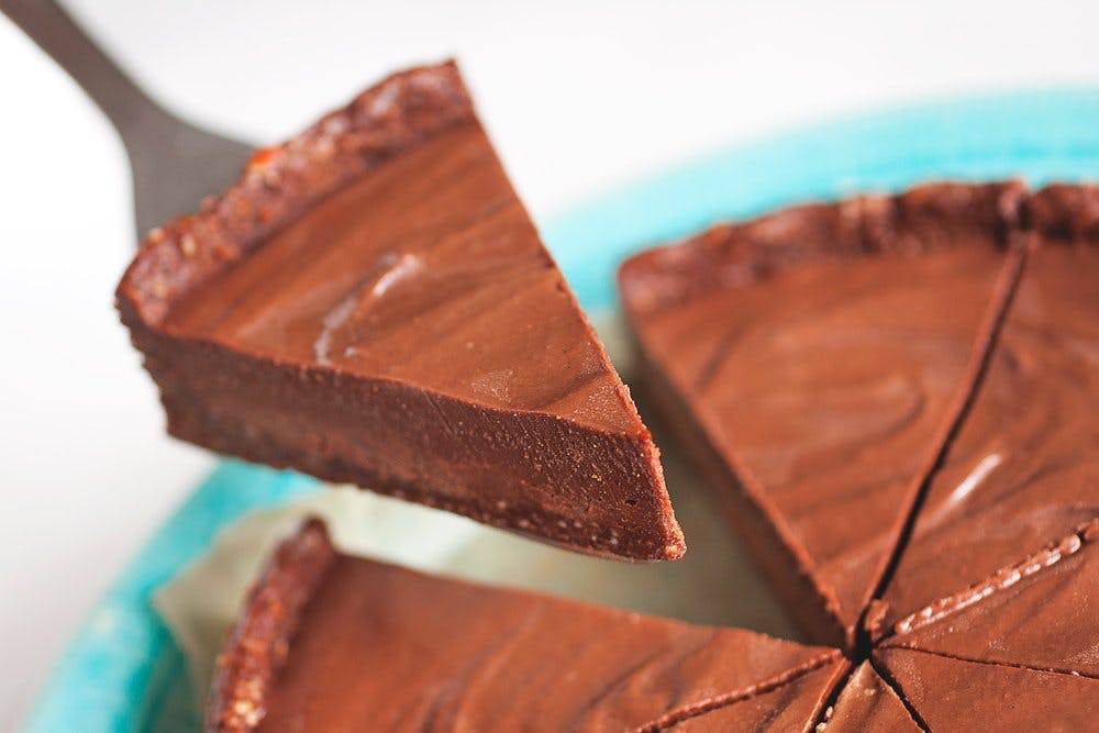 Bag en raw chokladetrøffeltærte Image