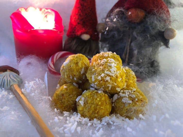 Bonbons de Noël : boulettes d'aliment crus avec une sensation de Noël Image