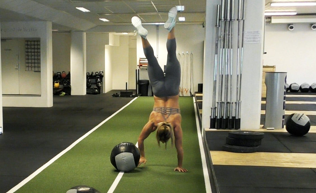 Steg for steg - slik lærer du deg å gå på hender Image