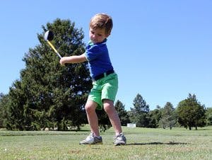 Därför imponerar Tommy, 4, med sin sving Image