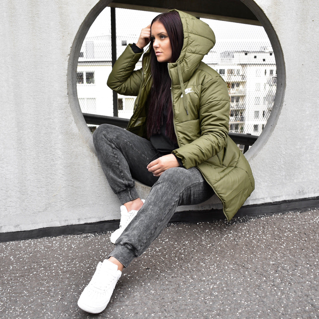 Topp høstlooken med fargerike ytterplagg Image